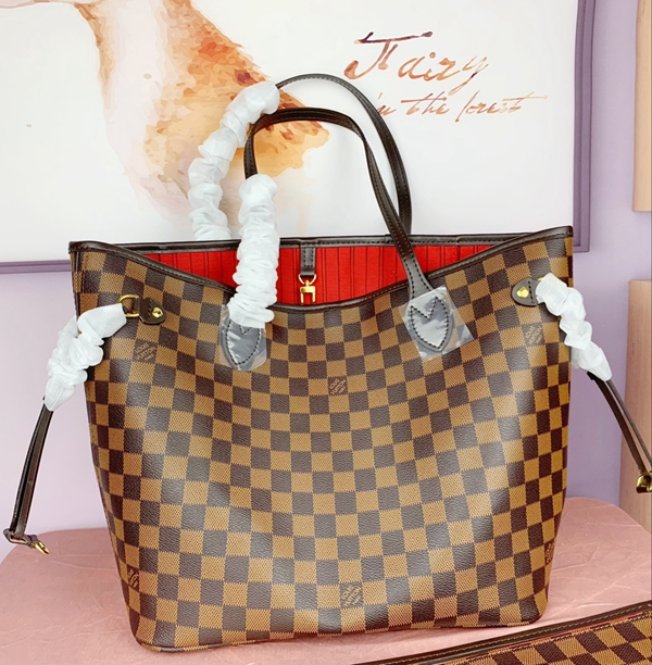 ルイヴィトンバッグ背面デザイン